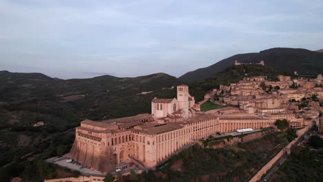 Basílica-De-San-Francesco-En-Asís,-Italia