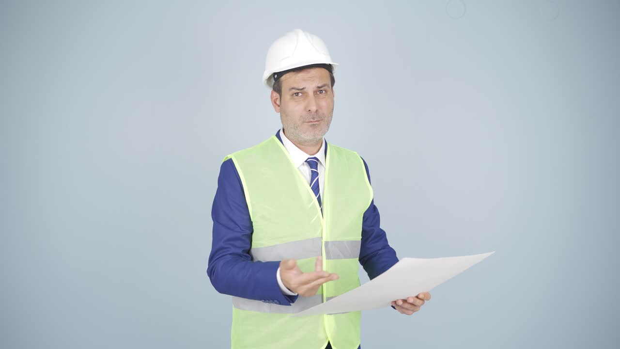 el ingeniero escucha a la cámara y no aprueba.