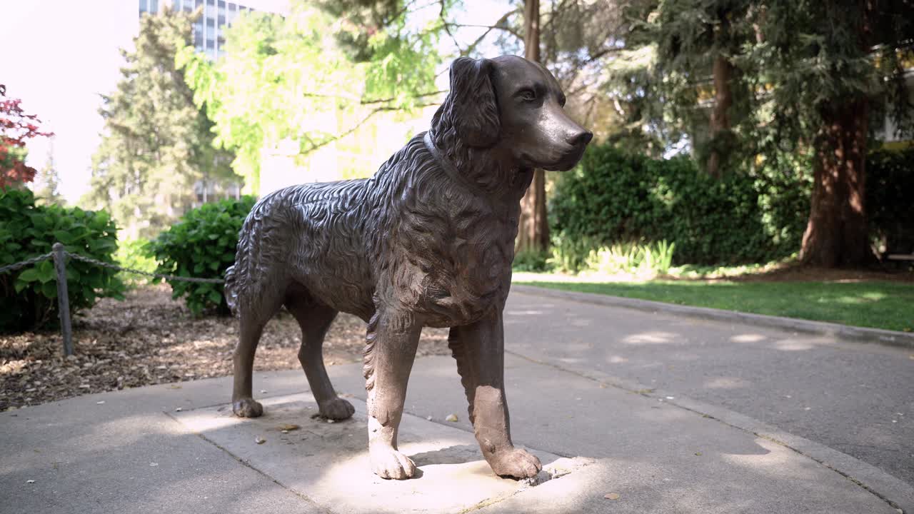 una estatua de un perro en medio del parque