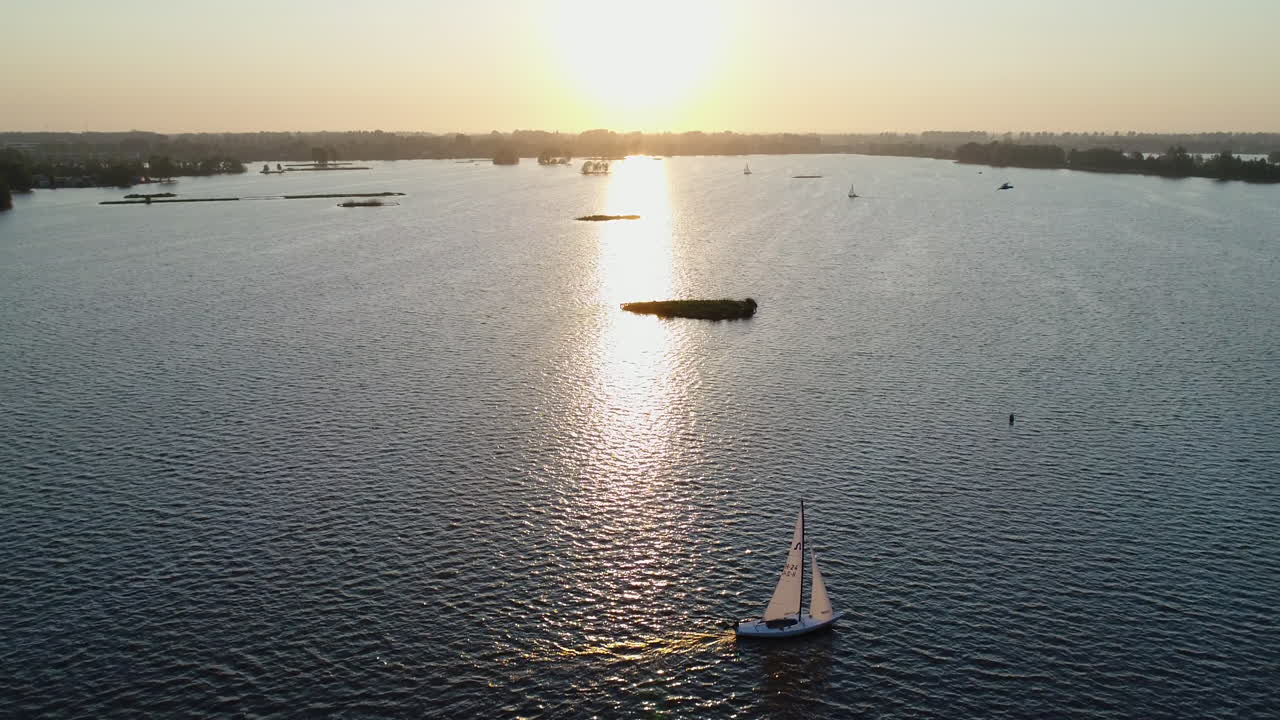 네덜란드 남부 홀랜드의 reeuwijk에서 일몰 동안 호수 elfhoeven에서 범선