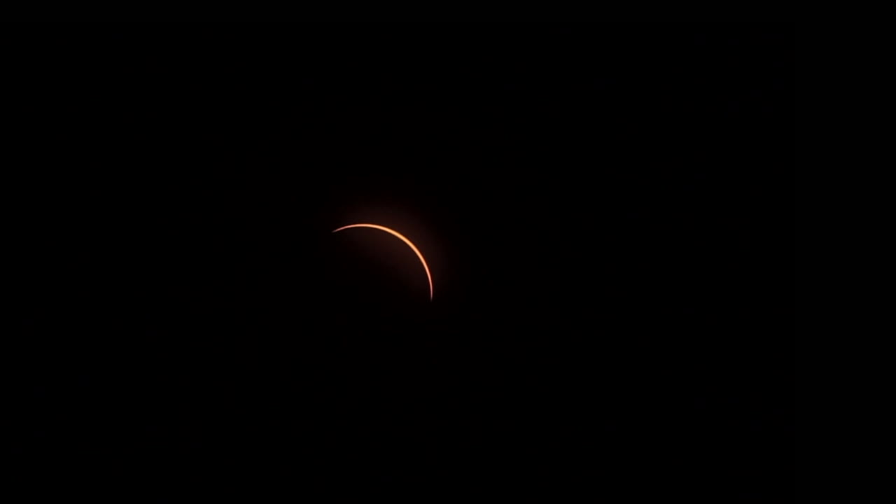 zoom en el delgado sol creciente a medida que se expande después de la fase de totalidad de un eclipse solar