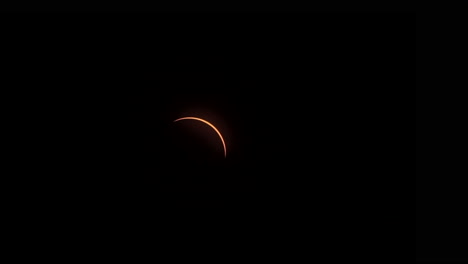 zoom en el delgado sol creciente a medida que se expande después de la fase de totalidad de un eclipse solar