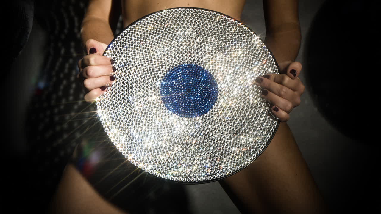 mujer cristal vinilo 4k 01