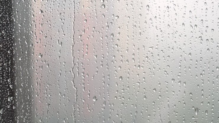 gotas de lluvia en la ventana. tiempo lluvioso. primer plano
