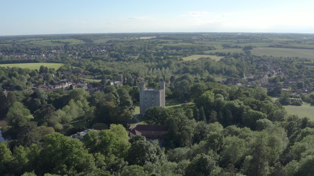 활기찬 녹색 숲과 건물로 둘러싸인 영국의 멋진 헤딩엄 성