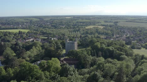 Atemberaubendes-Hedingham-Castle-In-England,-Umgeben-Von-Leuchtend-Grünen-Wäldern-Und-Gebäuden