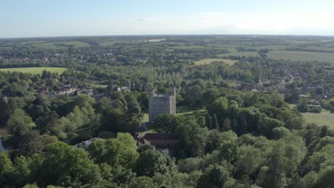 impresionante castillo de hedingham en inglaterra rodeado de vibrantes bosques y edificios verdes
