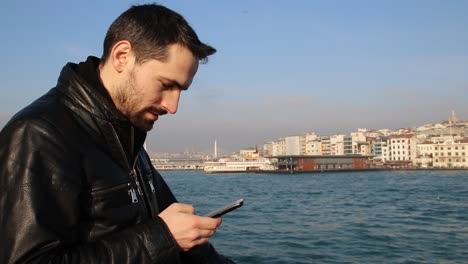 Using-App-On-Smartphone-In-Seaview-1