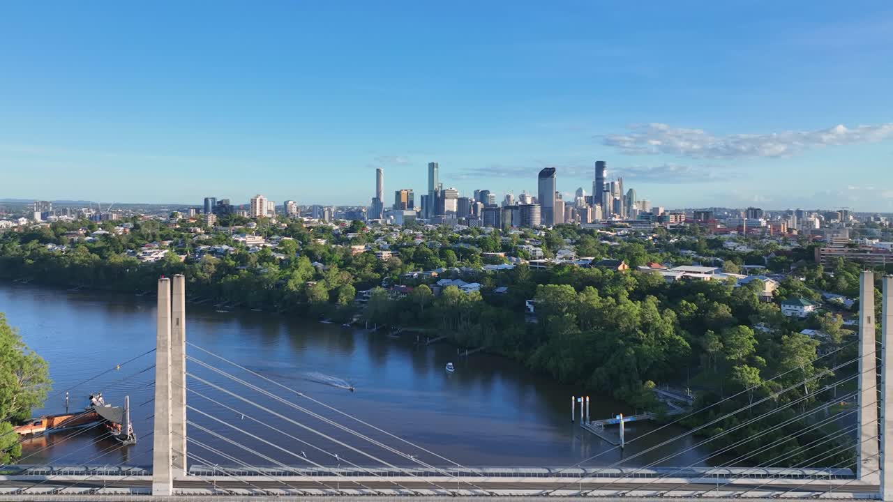 그린 브리지는 더튼 파크와 퀸즐랜드 대학의 세인트 루시아 캠퍼스 사이의 브리즈번 강을 가로지르는 사장교입니다.