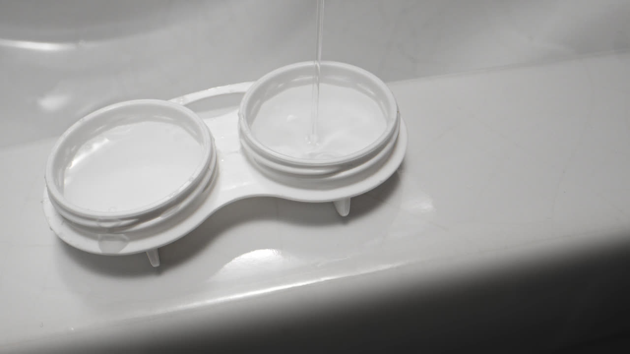 quitar lentes de contacto y guardarlos en solución limpiadora de lentes de contacto o solución salina.