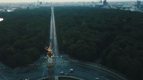 Subida-Aérea-De-Drones-Y-Panorámica-Hacia-Abajo-Sobre-La-Columna-De-La-Victoria-De-Berlín-Durante-El-Amanecer