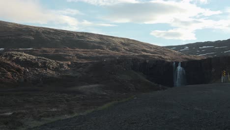 imágenes panorámicas que muestran gufufoss y las montañas que lo rodean