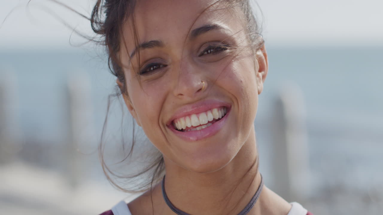 mujer joven despreocupada sonriendo al aire libre disfrutando de un estilo de vida feliz