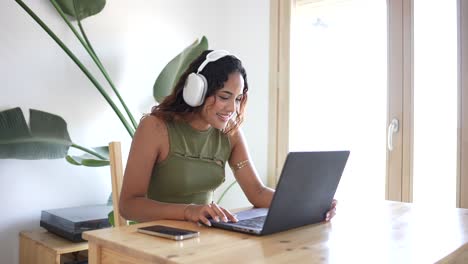 Mujer-Feliz-Trabajando-Desde-Casa