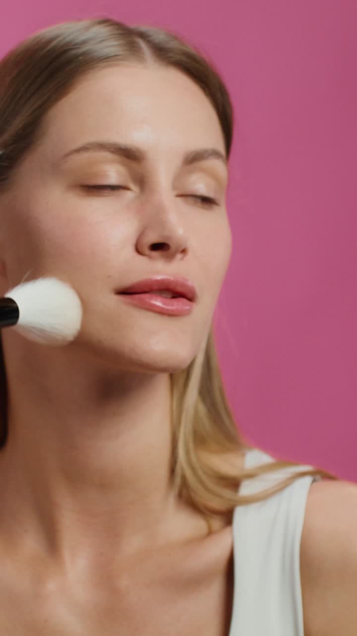 mujer aplicando maquillaje