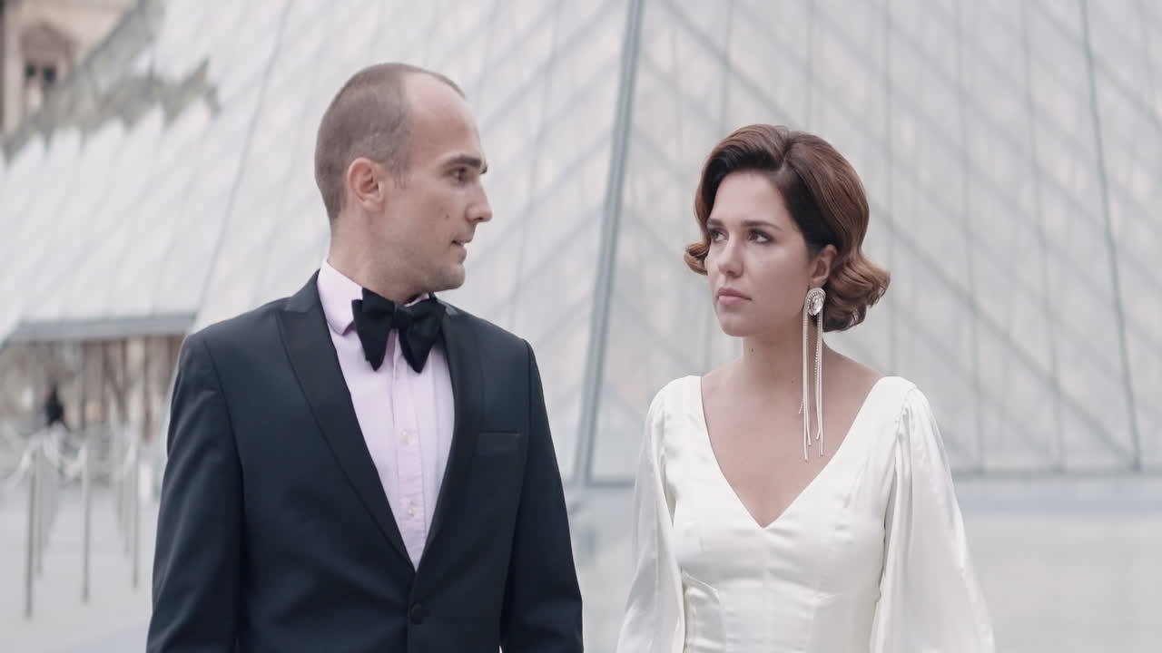 Couple in front of the Louvre Pyramid
