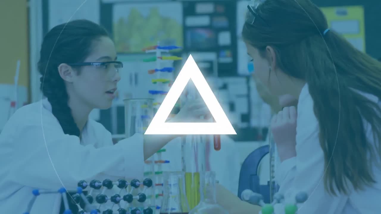 animación de triángulos pulsando sobre los estudiantes en la clase de ciencias