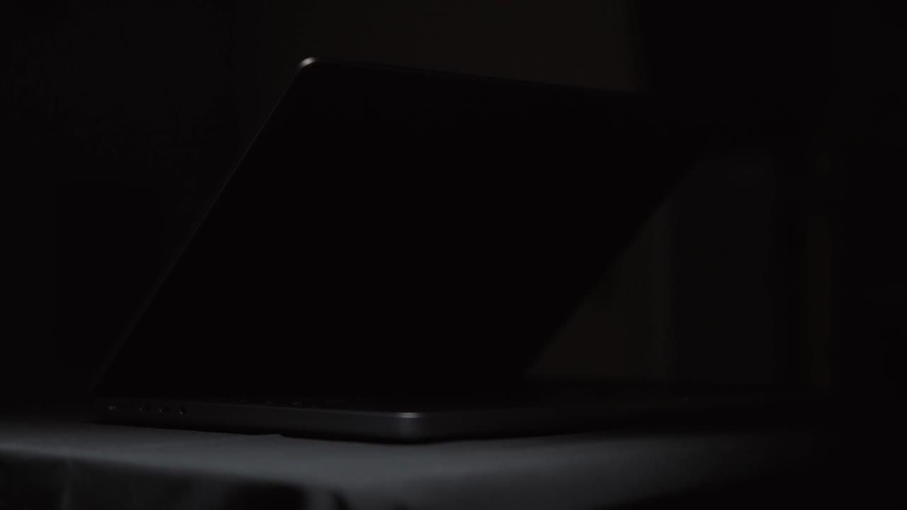 кинематографические кадры демонстрации apple m1 macbook pro 14 дюймов с движущимся светом, снятые на узком фокусном расстоянии в 4k в замедленной съемке в студии с управляемым светом