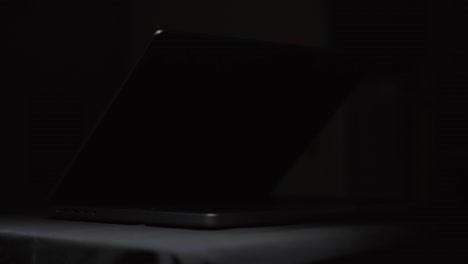 Imágenes-Cinematográficas-De-Un-Macbook-Pro-Apple-M1-De-14-Pulgadas-Que-Se-Muestra-Con-Una-Luz-En-Movimiento-Filmada-A-Una-Distancia-Focal-Estrecha-En-4k-En-Cámara-Lenta-Filmada-En-El-Estudio-Con-Luz-Controlada