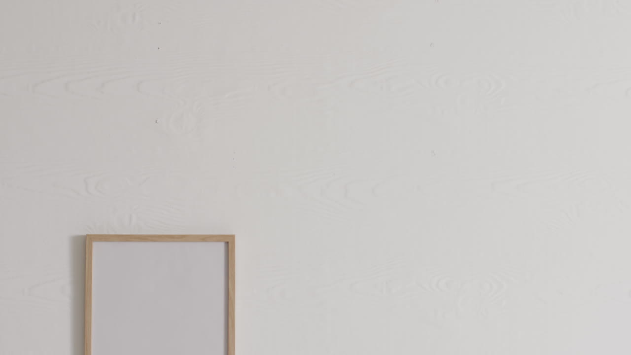 ⁇ 색 벽에  ⁇ 색 배경에 복사 공간을 가진 나무 프레임