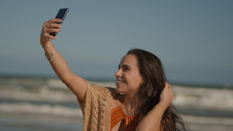 chica sonriendo en la playa