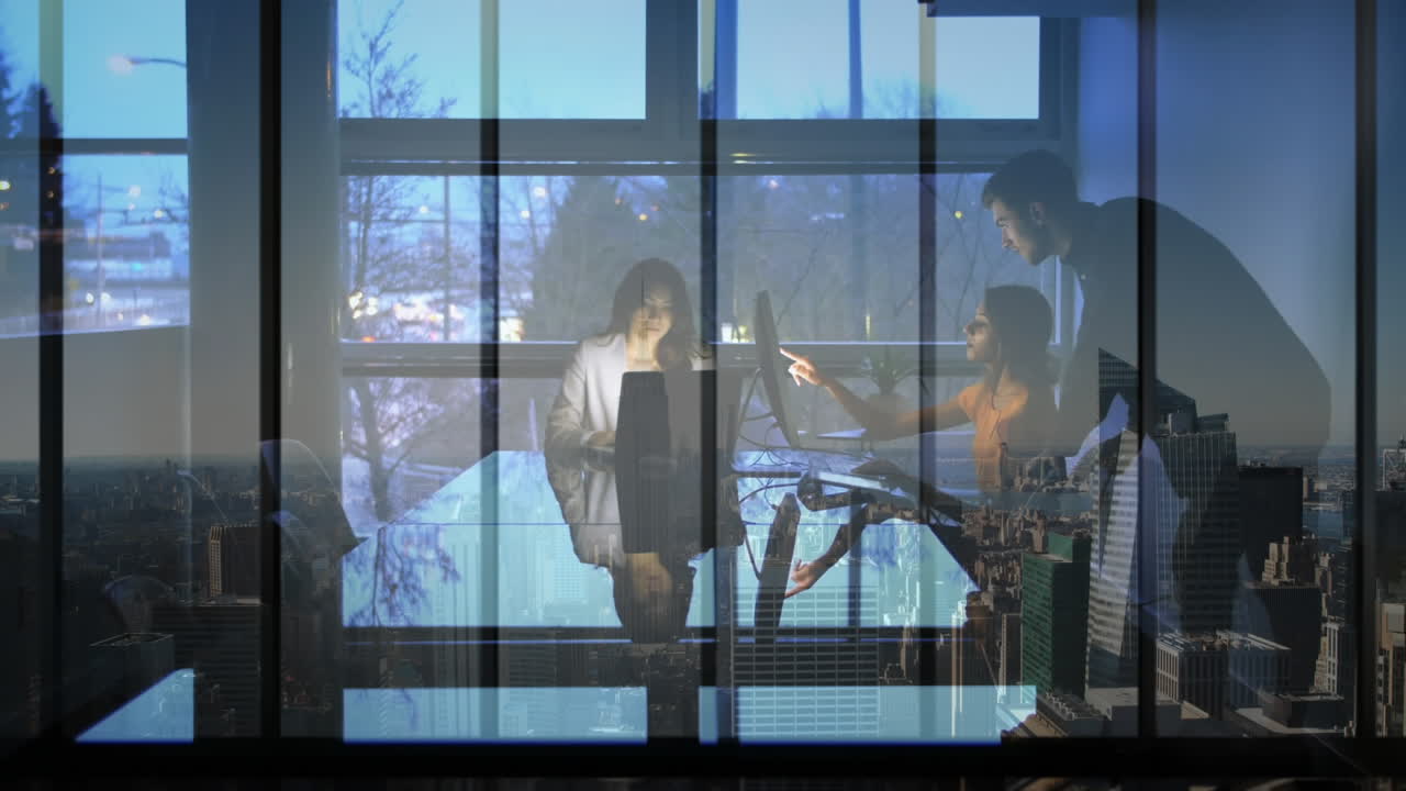 동료들의 팀이 브레인스토밍하고 사무실에서 컴퓨터를 사용하는 것을 활성화합니다.