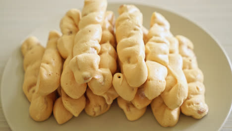 palo de merengue de almendras en el plato - estilo de postre de bocadillo francés