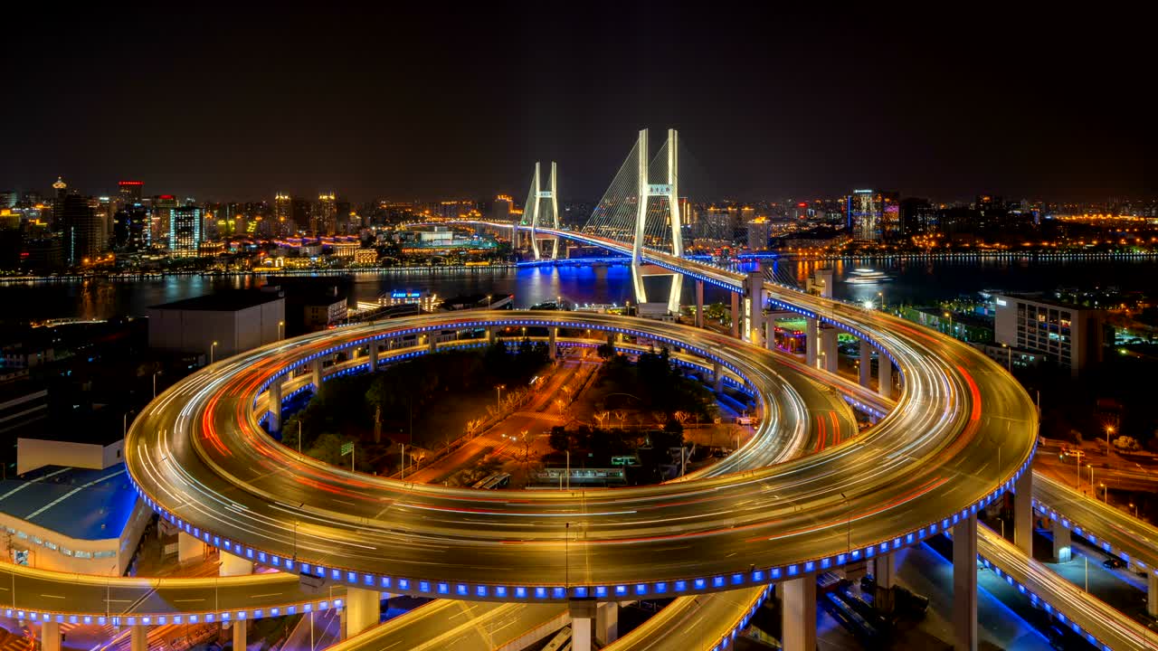 vista aérea del puente nanpu, centro de shanghai, china. distrito financiero y centros comerciales en la ciudad inteligente de asia. vista superior de rascacielos y edificios de gran altura por la noche.
