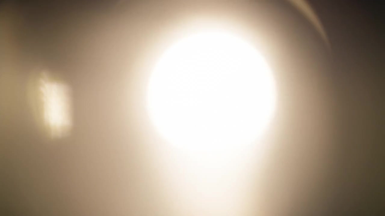 Paquete de superposiciones prismáticas de arcoíris degradado y fugas de luz. Cámara lenta