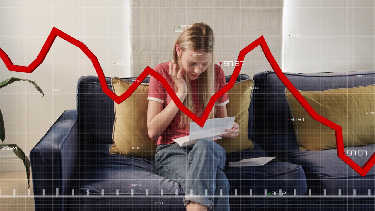 Mulher abrindo um envelope no sofá, conferindo contas, lendo documentos, gráfico vermelho animado demonstrando preocupação