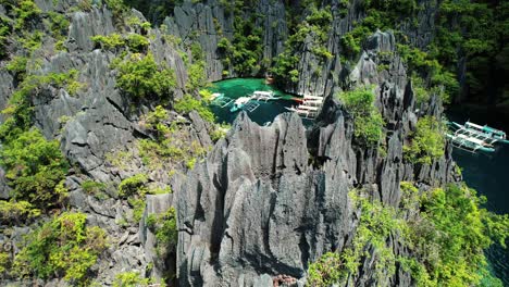 4K-Drohne-Fliegt-über-Scharfen-Karst-In-Der-Zwillingslagune,-Coron,-Palawan,-Philippinen