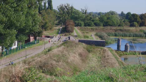 gente trotando en el camino al lado del río en gdansk