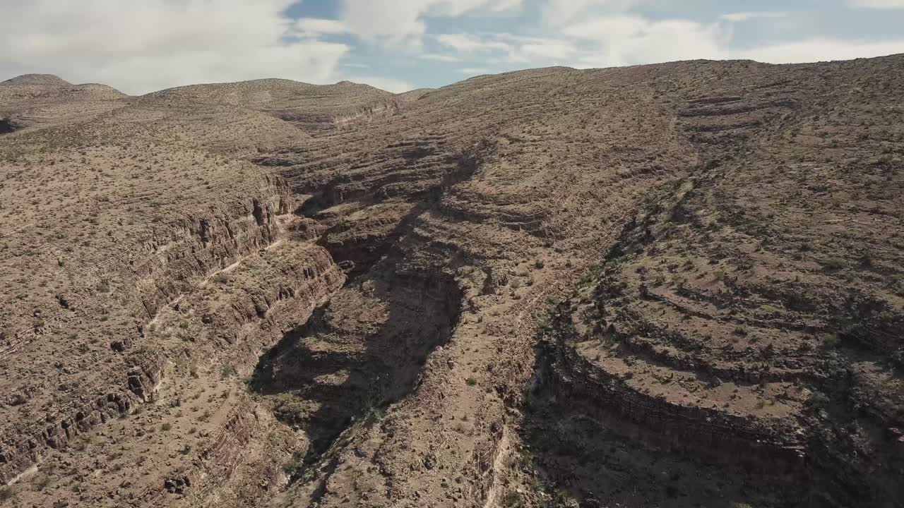 volando sobre valles y grietas en la cordillera de nevada