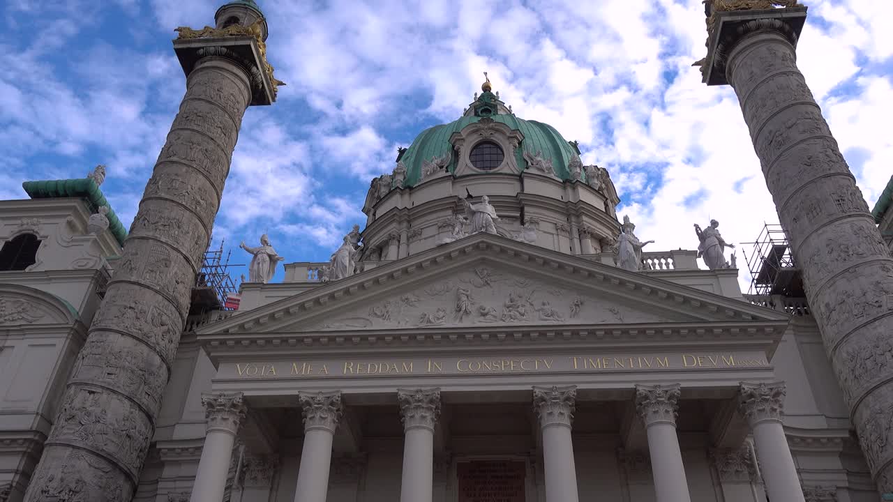 유명한 세인트의 정적 보기