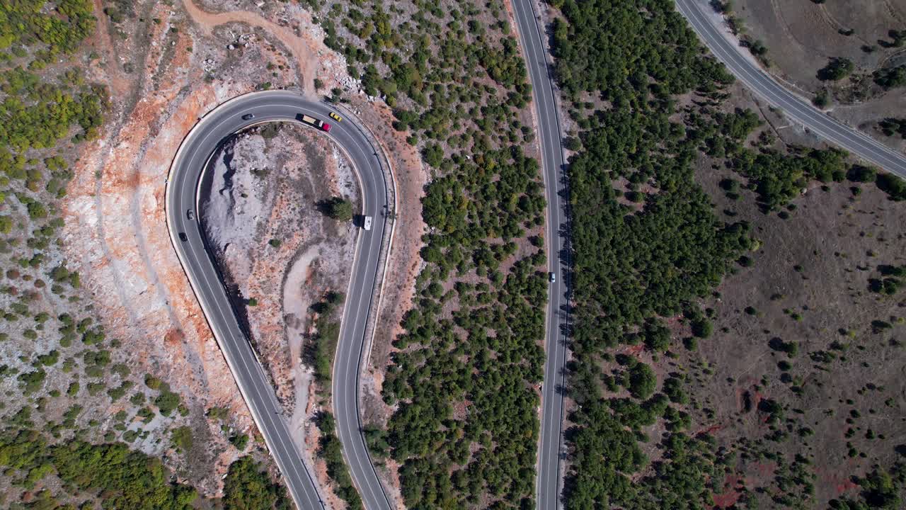 발칸 반도의 바위 경사면에 곡선이 있는 탁 트인 산악 도로, 하향식 전망