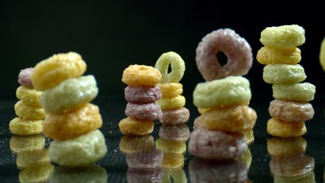 coloridos aros de cereales alineados en una pirámide. niños comiendo concepto de proceso