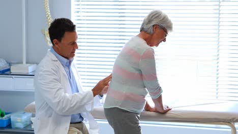 Physiotherapeut-Gibt-Einem-älteren-Patienten-Eine-Rückenmassage