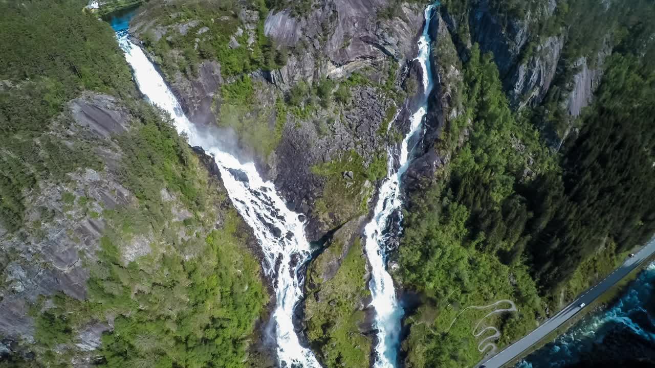 imágenes aéreas de la cascada de latefossen en noruega