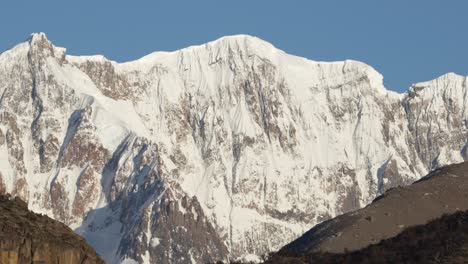 zoom en perspectiva de cerca con vistas a la montaña cordon adela en la patagonia, argentina