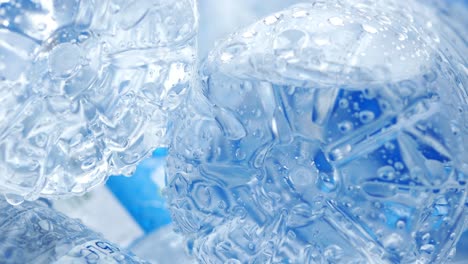 primer plano de una botella de agua húmeda