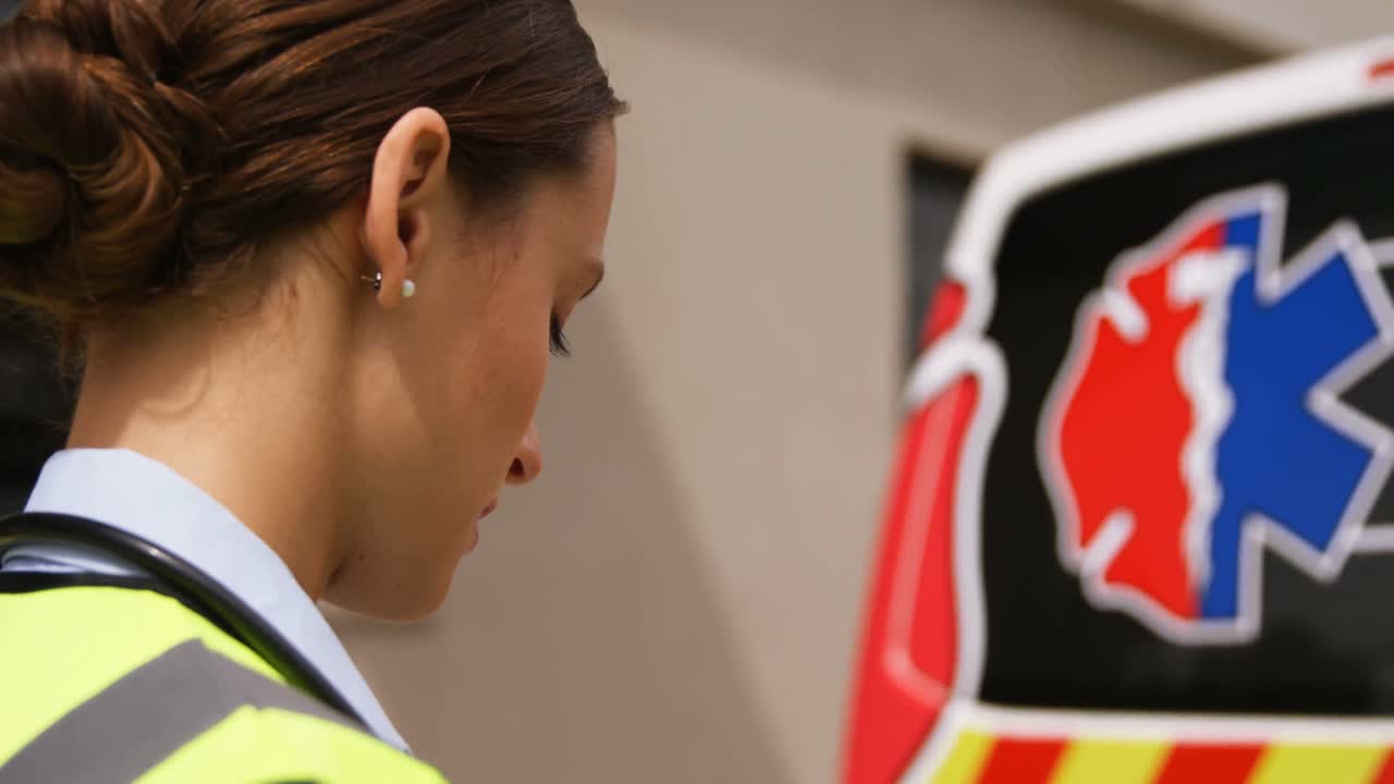 두 명의 구급차 동료가 상호 작용하고 있습니다.