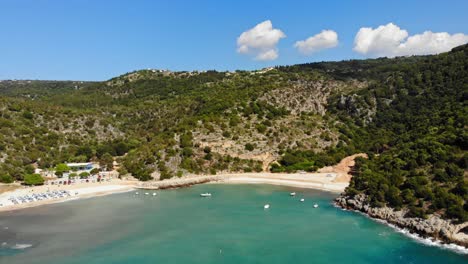 Panorama-De-La-Playa-De-Arena-Blanca-De-Jerusalén-Y-La-Montaña-Boscosa-En-Erisos,-Kefalonia,-Grecia