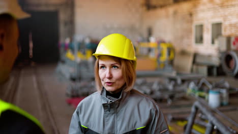 zwei mitarbeiter unterhalten sich bei der arbeit