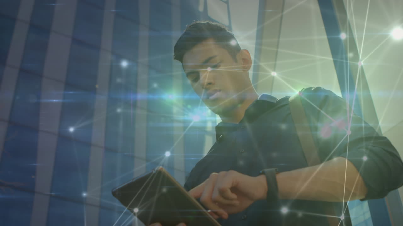 animación de la red de conexiones a través de un hombre de negocios que usa una tableta