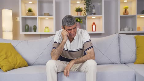 el viejo triste está llorando.