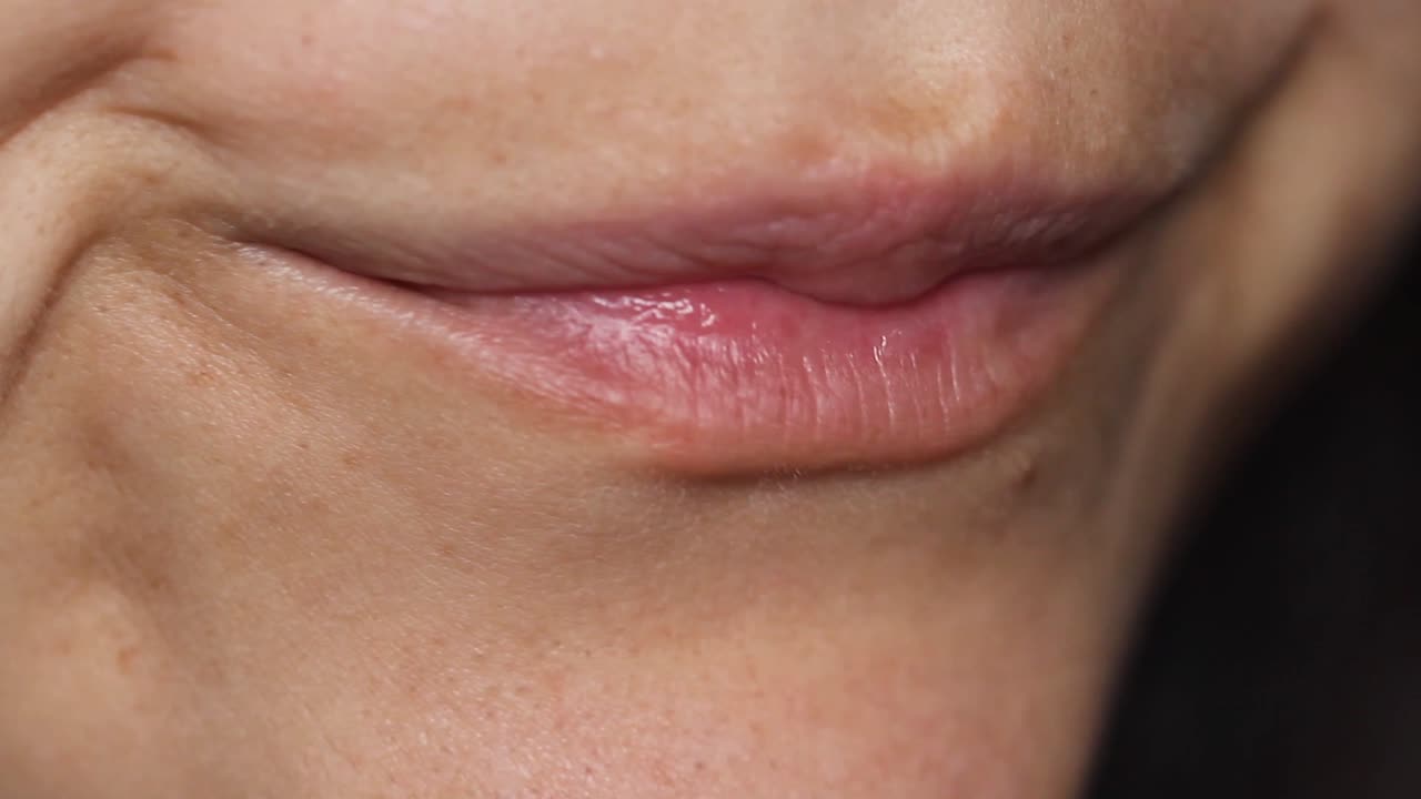 primer plano de una joven sana sosteniendo un vaso bebiendo agua mineral pura transparente y fresca, una mujer hidratando la sed con agua potable