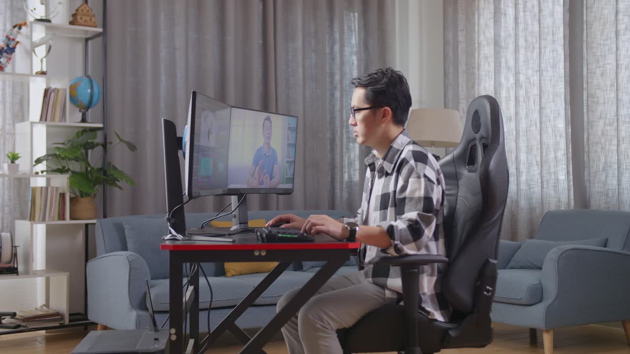 온라인 학습 세션 중에 홈 오피스에서 사람.