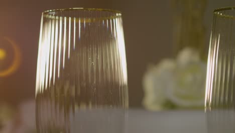 cerrar el vidrio con borde de oro en la mesa para la comida en una recepción de boda o restaurante