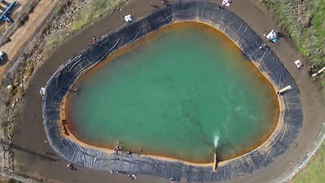 eine warmwasserleitung mündet in ein wasserreservoir 4k_2