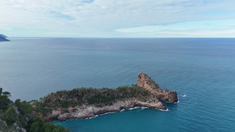 tomada de avión no tripulado del famoso mirador de sa foradada y el paisaje marino de mallorca en el fondo